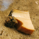 鮨おばな - 煮鮑。悶絶級の旨味。継ぎ足しの鮑の汗だけの煮汁の成果か？