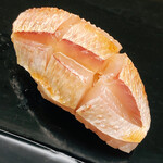 鮨おばな - 春子鯛。完璧な脱水と塩〆、酢〆