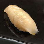 鮨おばな - 鳴門の沖合で獲れたボラ。川に遡上していないので臭みは皆無。これはウンマイ。情熱大陸にも取り上げられた村公一氏からの仕入れだそうです