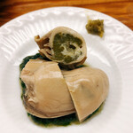 鮨おばな - 煮牡蠣です。生の青海苔が下に敷かれておりました