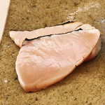 鮨おばな - 鰆です。皮目を藁で炙りパリッパリの食感に。身質はシットリとしてエロい