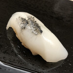 鮨おばな - 竹炭塩をのせた墨烏賊