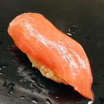 鮨おばな - 三宅島の一本釣りの背トロ、100kgの魚体です