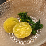 鮨おばな - 女将さんお手製のイエローミミというプチトマトの漬物です。生姜が効いておりました