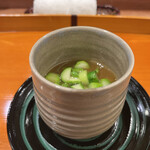 茂幸 - 上にはグリーン、下にはホワイトアスパラの茶碗蒸し。写真じゃ伝わらないけど伊勢海老をまるまる一匹ぶったたいてとったというお出汁がうまいのなんのってもう海老感がやばい！