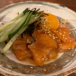 魚六 - サーモンユッケ