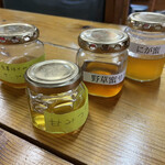 江洲の花 - 試食の蜂蜜　にが蜜は本当に独特！