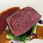 SEZANNE - 北海道・白糠産の蝦夷鹿肉のローストとソーセージ ネズの実のソース 赤ワインとカシスのソース