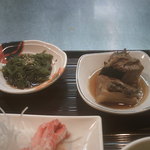 シジャン - 昼メニュー・刺身定食￥700　小鉢2種(ぶりアラの煮付け、海藻の酢の物)