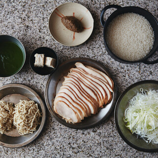 用嚴格挑選的食材品嘗渾身解數的一碗