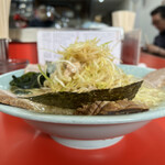 Ramen Shoppu - ネギチャー大。ピントが手前に合っちゃった…ネギに合わせるんだったなぁ〜