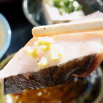 めしや　大磯港 - ”サワラの炙り”、分厚いお刺身は、皮目は香ばしく、ネットリとした身で、コクがあり、とても美味しいのです。