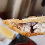 めしや　大磯港 - ”サバフライ”、程よい火の通り、油も綺麗に落とされており、臭味は皆無です。身の厚さも程よく、衣はサクサクッと、身はフックラで、とても美味しいのです。