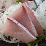 めしや　大磯港 - ”寒ブリ”、銀皮を微妙に残しています。身と皮の間の半透明の白い脂の層が見えています。脂ののりが抜群な証です。