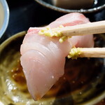 めしや　大磯港 - ”イシダイ”、箸で縦方向に摘まんで見たのですが、身が硬く、弾力があるため、撓みが少ないのです。旨みも強く、血合いの色も綺麗で、ワサビ醤油で美味しくいただきました。