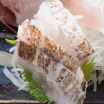 めしや　大磯港 - ”タチウオの炙り”、本来“太刀魚”の皮は硬いそうです。皮目を炙ることで皮は非常に薄くなり、軟らかく、香ばしくなります。