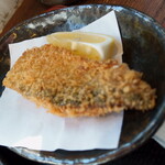 めしや　大磯港 - ”サバフライ”、粗めのパン粉で揚げられたきつね色の衣の中からは、如何にも青魚らしい”サバ”の青い皮が透けて見えています。