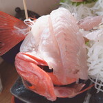 Meshiya Ooisokou - “キントキダイの姿造り”、その姿は光沢のあるうすい赤色、大きくてギョロッとした目玉、小さいながらも１尾を調理した見事な姿作りです。