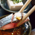 めしや　大磯港 - ”〆サバ”、皮は硬めのために切れ目を入れています。コリコリっとした皮、身はトロッとした食感で、とても美味しいのです。