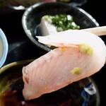 Meshiya Ooisokou - ”キントキダイの姿造り”、脂っこさは少ないものの、適度な弾力と食感があります。どちらかと言うと白身魚ですので、アッサリとしています。