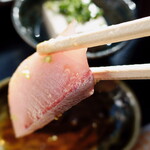 めしや　大磯港 - ”寒ブリ”、血合いも鮮やかな紅色で、切り口の角が切ったばかりのようです。これは鮮度の良い証です。