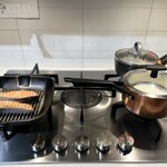 紀ノ国屋 - 魚焼き用のグリルがないのでこのようにして四面を焼く。炊飯器がないので鍋で炊く