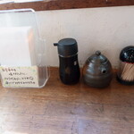 めしや　大磯港 - 予め置いてある卓上の調味料は醤油とソースです。