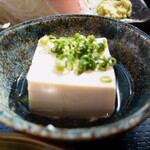 めしや　大磯港 - ”冷奴”、濃厚なお魚たちを食べている合間、合間に、箸休めで、その冷たさに接し、美味しくいただきました。