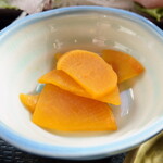 めしや　大磯港 - ”漬物”は”大根のハリハリ漬け”でした。ハリハリと名前の通りの音がするほどの歯切れの良い食感です。甘酸っぱさも優しく美味しいです。