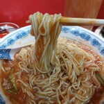 華光軒 - 麺に辛いスープをからませて食べる