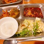 東京穆斯林飯店 - 食べ放題の麻婆豆腐+鶏の唐揚げ+漬物+サラダ+杏仁豆腐