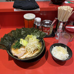 ラーメン 環2家 - 中盛チャーシュー。トッピング海苔、キャベツもやし、ライス。完璧な布陣です