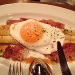 ビストロタツミ - フランス産ホワイトアスパラとフランス産ベーコン　目玉焼きフォンのソースで
