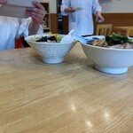 来々軒支店 - タンメン並みとチャーシューメン大。そして餃子を配膳する女将さん