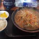 Rapita - 野菜らーめんの醤油(税込980円)と木曜日ランチタイム無料のライス小