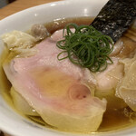 飯田商店 - わんたん入りしょうゆチャーシュー麺
      　　　　　　　　　　　　　　　　　　　1980円
      