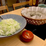 瓢斗 - 鍋可愛いよね。
            というか鍋と同じサイズ感の皿に、こんなに葱はいってんの凄くないか？笑