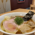 飯田商店 - わんたん入りしょうゆチャーシュー麺
      　　　　　　　　　　　　　　　　　　　1980円
      