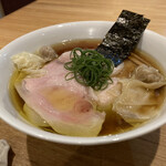 飯田商店 - わんたん入りしょうゆチャーシュー麺
      　　　　　　　　　　　　　　　　　　　1980円
      