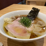 飯田商店 - わんたん入りしょうゆチャーシュー麺
      　　　　　　　　　　　　　　　　　　　1980円
      