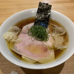 飯田商店 - わんたん入りしょうゆチャーシュー麺
      　　　　　　　　　　　　　　　　　　　1980円
      