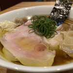 飯田商店 - わんたん入りしょうゆチャーシュー麺
      　　　　　　　　　　　　　　　　　　　1980円
      