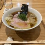 飯田商店 - わんたん入りしょうゆチャーシュー麺
      　　　　　　　　　　　　　　　　　　　1980円
      