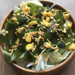 SHOP ヒロ - お刺身ワカメの調理例 レタス＋コーン.他
