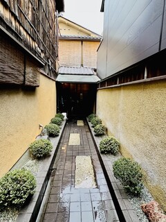 Tonkatsu Yamamoto - ◎暖簾を潜ると打ち水された小道があり京風情を感じる。