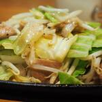 卓 - 牛ホルモン野菜鉄板その４