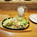 卓 - 牛ホルモン野菜鉄板その１