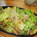 卓 - 牛ホルモン野菜鉄板その３