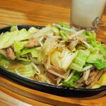 卓 - 牛ホルモン野菜鉄板その２