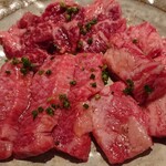 牛肉卸問屋直営 焼肉ホルモン八重山おときち - おまかせ肉盛り合わせその1